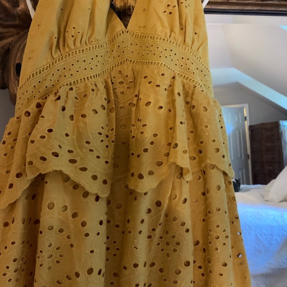 Adorable eyelet dress - Picture 2 of 7